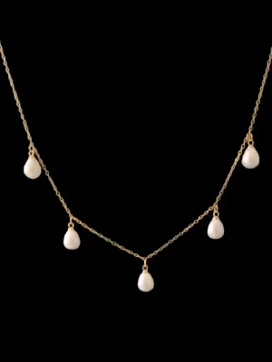 Guldig halsband med droppformade pärlor - Elegant halsband i silverfärgat rostfritt stål – finns även i rostfritt variant. Matchande örhängen finns i en separat annons.  Smycket är 2 mm brett och har en längd  på 45cm, vilket gör att det passar perfekt oavsett stil och tillfälle. Nickeltestad och handgjort.