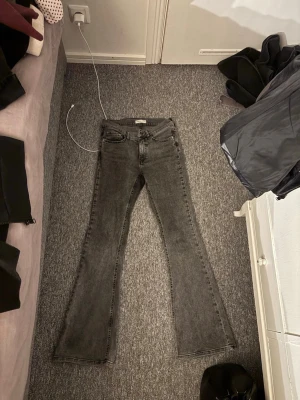 Grå bootcut jeans från Gina Tricot - Säljer ett par grå bootcut jeans från Gina som är low waist och i storlek S 
