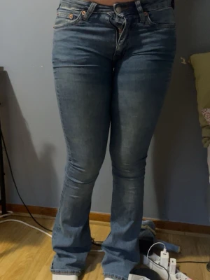 Blåa jeans - Jeans som bara har varit i garderoben. Jag sydde om dem till mer lågmidjat. Det finns ett litet hål nere vid foten. Byxorna är trenchiga och sköna. De passade inte mig perfekt utan ja behövde hoppa i dessa jeans. Skriv om du vill ha mått!