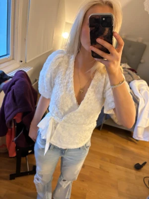 Vit blus  - En super söt vit blus med knytning runt midjan, perfekt för fin fester och middagar i sommar!🌸❤️ i storlek Xs, men passar defentift S också!