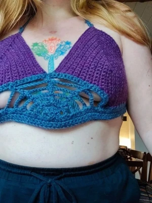 Lila och grå virkad halterneck topp med spindelnät  - Lila bralette med spindelnät Max mått på bysten är 75cm  Kuporna är 22cm breda