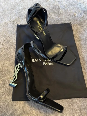 Klackar  - Svarta klackar med guld detaljer. 