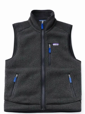 Mörkblå fleeceväst från Patagonia - Säljer en blå Patagonia fleeceväst i mycket fint skick. Västen är använd i cirka 2 månader och har inga större tecken på slitage. Dragkedjor och material är i toppskick. Hör av dig vid frågor