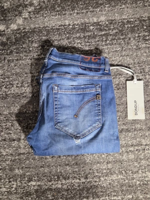 Dondup Jeans - Tjenare! Säljer ett par riktigt scyssta dondup jeans. Modellen är George. Skicket på jeansen är 9/10. Har du några frågor eller funderinga hör av dig // IC_RESELL