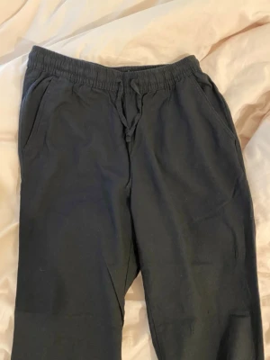 Svarta linnebyxor - Svarta linne/tyg - byxor, vet inte om materialet är 100% linne, finns ingen lapp i byxan . Använd 1 gång. Inga defekter.