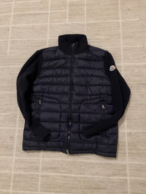 Mörkblå cardiganjacka från Moncler - Mörkblå cardiganjacka från Moncler. Pris kan alltid diskuteras!