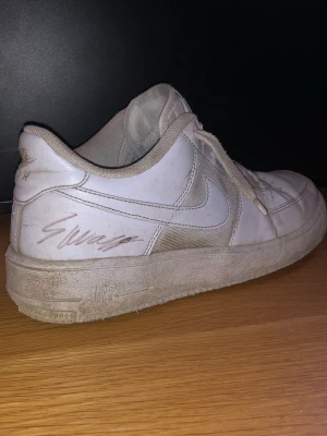 Vit Nike Air Force 1 sko signerad av MrSavage - Säljer en vit Nike sko som har signerats av en av världens bästa fortnite spelare MrSavage. Jag har tyvärr ingen bild på ögonblicket där han signerade skon men jag har bildbevis att jag träffat honom och han signerade skon vid samma tillfälle. Jag rekommenderar inte att använda skon då den är lite skadad vid hälen och kan göra lite ont, syns på bild 4.