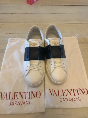 Valentino open - Navy Valentino open i iprincip nyskick, använda ca 5 gånger, riktigt schyssta, självklart äkta, storlek 44, två dustbags medföljer; bara att höra av sig frågor eller intresse!
