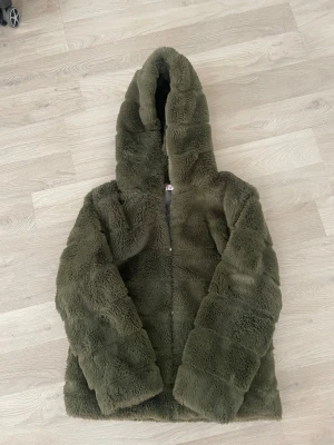 teddyjacka - Mysig olivgrön teddyjacka från Happy Star med stor huva. Perfekt på våren och till hösten