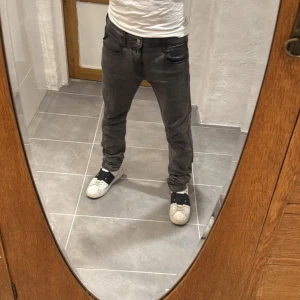 Replay Anbass Jeans  - Säljer ett par gråa Replay Anbass jeans med en riktig skön passform. Storlek Perfekta för dig som gillar stilrena och moderna jeans. W30 L32. OBS bild 4, som går lätt att fixa! Annars inga defekter alls, skriv vid minsta fundering!