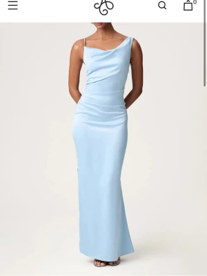 Adoore klänning - Super fin klänning som passar perfekt till bal eller andra fester som bröllop. Storlek 38 men passar även som 36. Kortade ner den hos en skräddare så passar perfekt för den som är ungefär 155-163. Smala axelbandet är även lite kortare sydd för att den skulle sitta bättre vid passform men går att ta bort sömmen om det önskas. Nypris 1595. Endast använd en kväll