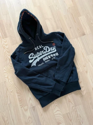 Superdry hoodie - Riktigt fet superdry hoodie i storlek S tröjan är i bra skick med inga skavanker. Vid frågor om tröjan är det bara att fråga🙂💛