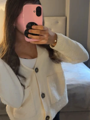 Krämvit kofta med knappar - Mysig kofta från vero moda i strl xs, rätt stor i storleken enligt mig så skulle mer säga att den är i S/M. Tröjan är använd endast två gånger och det finns absolut inga tecken på användning💝