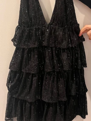 Svart klänning  - Svart fin klänning med öppen rygg, använd en kväll bara. Passar även storlek s