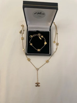 Guldpläterad smyckesset  - Rostfrittstål och guldpläterad, helt ny oanvänd boxen ingår ej🌸