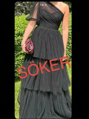 Svart långklänning med volanger - SÖKER denna klänningen från by malina. Storlek 38/M