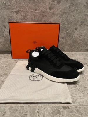 H skor  - Snygga H skor i storlek 43, dom är helt nya och allt på bilderna ingår. Jag säljer dom för 2449kr men jag kan gå ner i pris så skicka ett prisförslag så vi kan lösa en deal🤝. Fraktar snabbt ✅📦