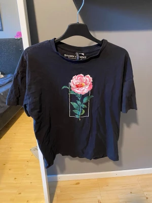 Svart t-shirt - Säljer en svart t-shirt med tryck från H&M i storlek S