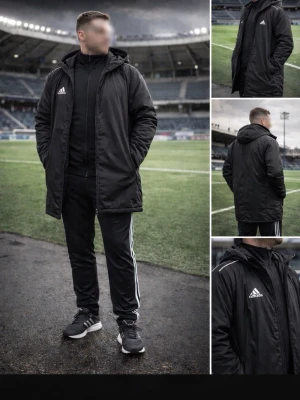 Adidas Entrada 22 Stadium Parka XL svart - Varm och bekväm Adidas Entrada 22 Stadium Parka.  • Storlek: XL • Färg: Svart • Modell: Stadium Parka / vinterjacka • Huva: Ja • Skick: Bra skick  Perfekt för fotboll, träning eller vardag under kalla dagar. 