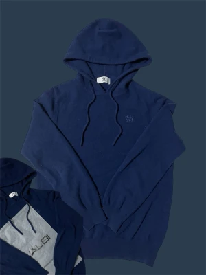 Stickad BVALDI Hoodie - Säljer nu denna feta stickade hoodie från BVALDI den är näst intill ny skick förutom att det är lite trasigt vid kragen men inte mer än vad som syns på bilden. Hoodien är i storlek small och original påsen är kvar. Hör av dig vid minsta fråga eller fundering! Pris går att diskuteras vid snabb affär!