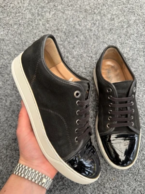 Lanvin uk7 - Säljer dessa sjukt feta lanvins! De är svarta! Uk7 som motsvarar 41-42! Skick 8,7/10 som bilderna, lite creased cap toes men annars superfina ! Nypris 5000kr mitt pris 2199 vid snabb affär går ja ner i pris! 🤩 dustbag ingår och box! 