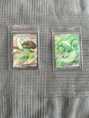  Pokémonkort, Serperior ex och Great Tusk ex - Två Pokémonkort: Great Tusk EX och Serperior EX. Bra skick på båda korten. Near mint. Pris kan diskuteras. Skriv om intresserade efter fler bilder