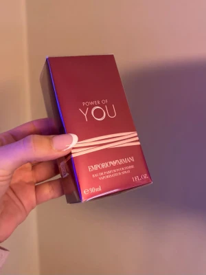 Oöppnad Emporio Armani Power of You parfym - Oöppnad parfym ”Emporio Armani Power of You” epd. 30ml  Slutsåld online Toppnot: Passionsfrukt Mittennot: fragipani Basnot: vanilj