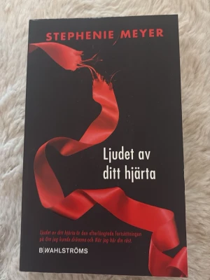 Ljudet av ditt hjärta av Stephenie Meyer - En del av bokserien twilight. Perfekt till dig som älskar vampyrmysterir, kärlek och drama. 