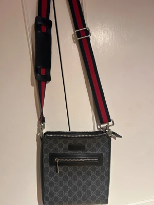 Axelremsväska - Fin väska som passar till det mesta, säljes då den inte används längre pris ej hugget i sten