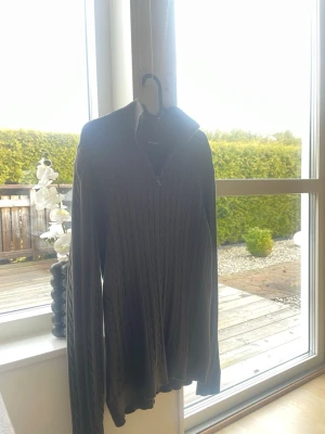 Mörkgrön stickad halvzip Dressmann - En Mörkgrön lstickad halvzip från Dressmann. Den är i jätte bra skick. Ny pris ligger på runt 700kr. Pris kan diskuteras vid snabb affär. 