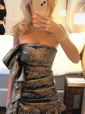  Zara itselfaxig metallic axelbandslös klänning - Viral Zara golden dress size S🥂 Once used almost like brand new, but there is a small hole in the upper fabric under the zipper that is not visible when in use (see last picture) and can be sewn hidden! Ist available anymore on the website🖤