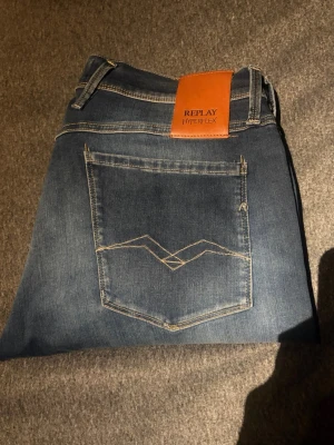 Replay Anbass|34 - Replay Anbass | Skick 10/10| Storlek:34 |Modellen är destroyd från butik| Nypris ca 2000kr| Sell.Archives| Midja:41cm Längd:105