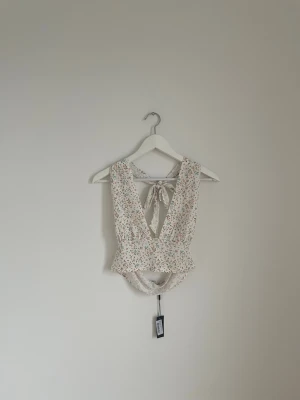Topp från Nelly.com i storlek L  - Helt ny super gullig blommig topp från Nelly.com i storlek L. Bilderna visar inte rättvisa för hur fin den är 🥹 köparen står alltid för frakt! 📦💗 