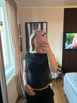 Prickig topp utan axel  - En prickig topp som man kan ha nere på axeln i storlek Xs, använd en gång så är i nytt skick 