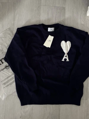 Ami Paris tröja - Helt ny med lapp, Färgen är mörkblå. Skriv vid funderingar!