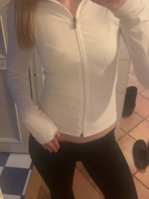 Tränings tröja  - Säljer denna lulu lemon inspirerade tränings tröja från Nelly!💖