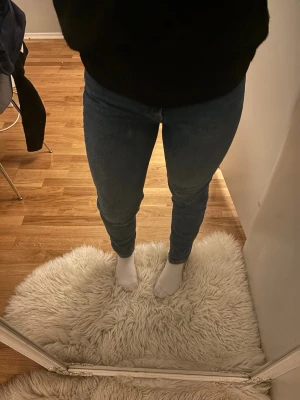 Mörkblå skinny jeans - Säljer ett par mörkblå skinny jeans med hög midja och klassisk femficksdesign. Jeansen har en smal passform hela vägen ner. Använda men i mycket bra skick. Storlek 36🌸pris kan diskuteras 
