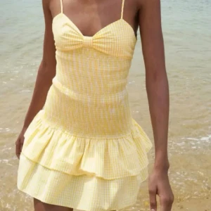 Zara klänning - Säljer denna såååååå snygga klänningen från Zara, aldrig använd!!