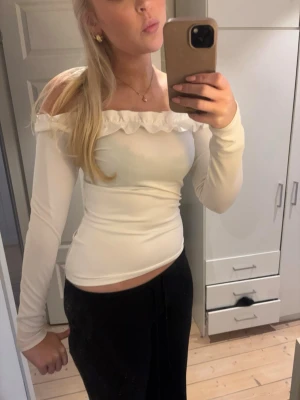 Vit offshoulder topp - Snygg vit offshoulder topp med lång ärm och volangkant längs urringningen💗💗
