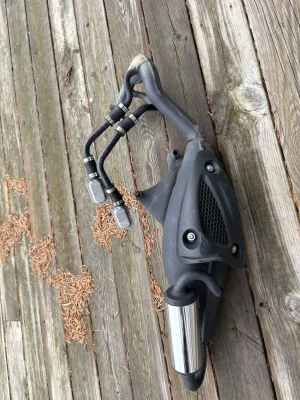 Piaggio Avgassystem  - Tja säljer mitt avgasrör då jag vill köpa trimrör, passar piaggio motorer 2018-2020 modeller   Jag har åkt 160 mil med avgasröret då det satte på förra vintern.   Om du undrar nått är det bara att fråga sen kom även med bud om du är intresserad.  Ps på bilden är det lite rost men det är på en värkstad nu och hämtas 12 mars så allt är som det ska