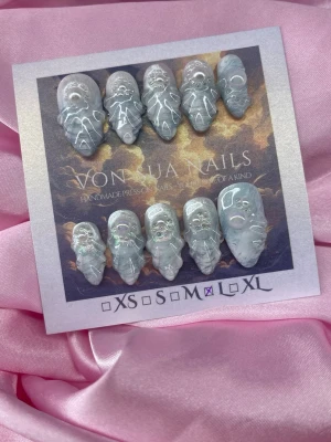 Aurelia (L);Medium Almond - Handgjorda press-on naglar i ljusblått med unika holografiska effekter och vita linjemönster. Designen är inspirerad av futuristiska och konstnärliga motiv, och naglarna har en medium alomf form. Perfekt för dig som vill sticka ut med en kreativ look.L: 17 mm, 12,5 mm, 13 mm, 12 mm, 10 mm 