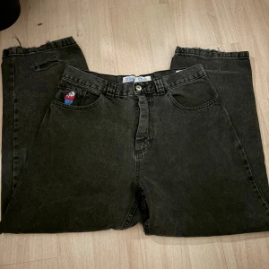 Svarta baggy big boy jeans  - Säljer ett par svarta baggy jeans från big boy, är 163cm och är betydligt långa på mig. Är lite slitna längst ner. Skriv om du har några frågor!💗