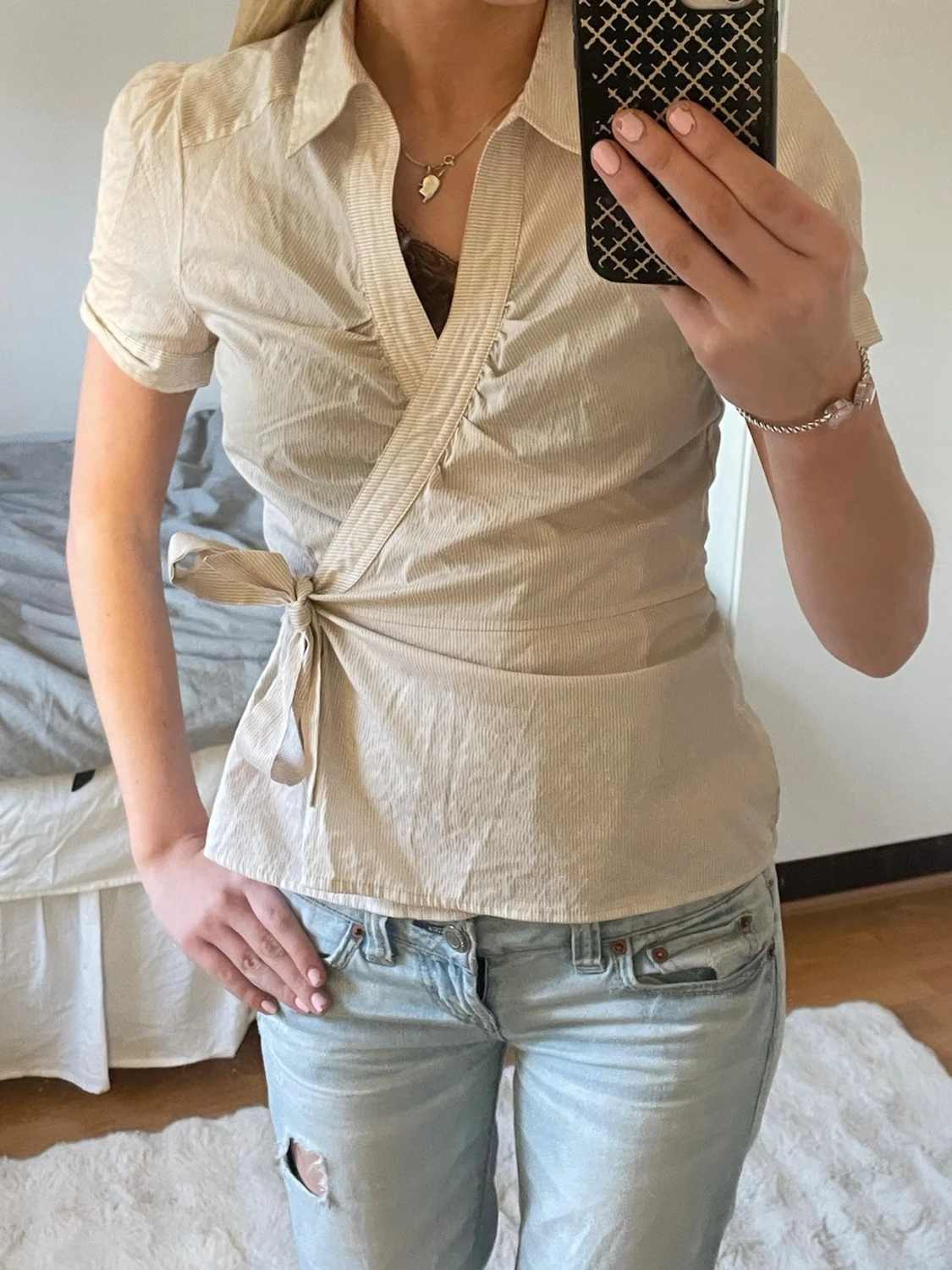 Beige omlottblus med knytband - 1