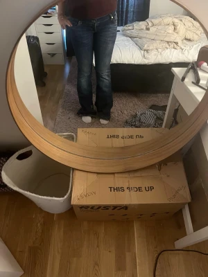 Mörkblå bootcut jeans - Säljer ett par mörkblå bootcut jeans med klassisk femficksdesign och läderpatch bak i midjan. Midja 40cm innerben 87cm lår 18cm