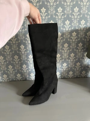 Svarta boots i mockaimitation från Nelly - Säljer ett par svarta höga boots från Nelly Köpte dom för ungefär 2 år sen så tror inte dom finns kvar på hemsidan säljer dom för dom inte kommit till användning strl 39💕