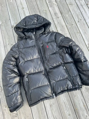 Ralph lauren jacka  - Säljer denna snygga ralph lauren jackan i mörkblå färg. Den är i storlek L och skicket är nyskick. Kvitto finns! Säljer billigt då det börjar bli varmare ut 