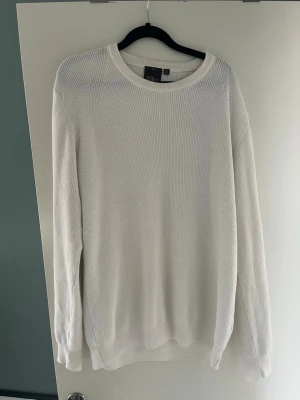 Vit stickad tröja från Oscar Jacobson - Vit stickad tröja från Oscar Jacobson. Säljer pga att jag ej använder mer!, fint skick och kan tänka mig att gå ner i pris vid snabb affär!