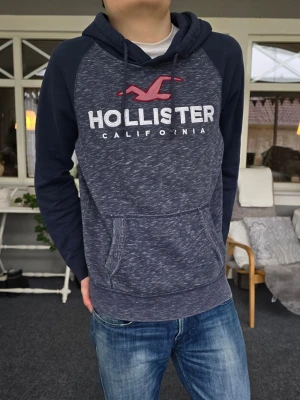 Hollister hoodie vintage - Supersnygg vintage Hollister hoodie i storlek Medium. Skriv om du undrar något!  ✨️