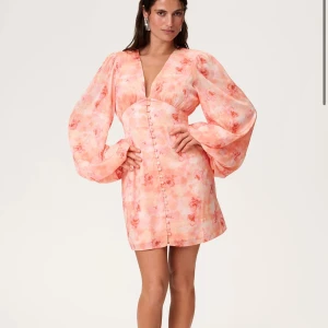 Adoore klänning - Superfin klänning från adoore med lappen kvar. Modellen är florence mini dress i färgen peach. Nyskick och en extra knapp tillkommer. Storlek 34/ XS. Orginalpriset är 1 495 kr.
