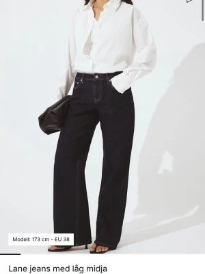 Lane mörkblå raka jeans - Säljer ett par mörkblå jeans som tyvärr är för stora för mig. Aldrig använda, helt nya utan slitningar eller fläckar. Väldigt fint skick. Pris: 650 kr Pris kan diskuteras. Kan skickas direkt. Skriv gärna vid frågor eller bud.